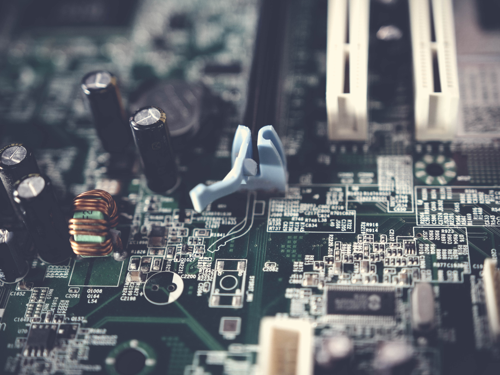 UE investe 700 milhões de euros na maior linha-piloto europeia de semicondutores